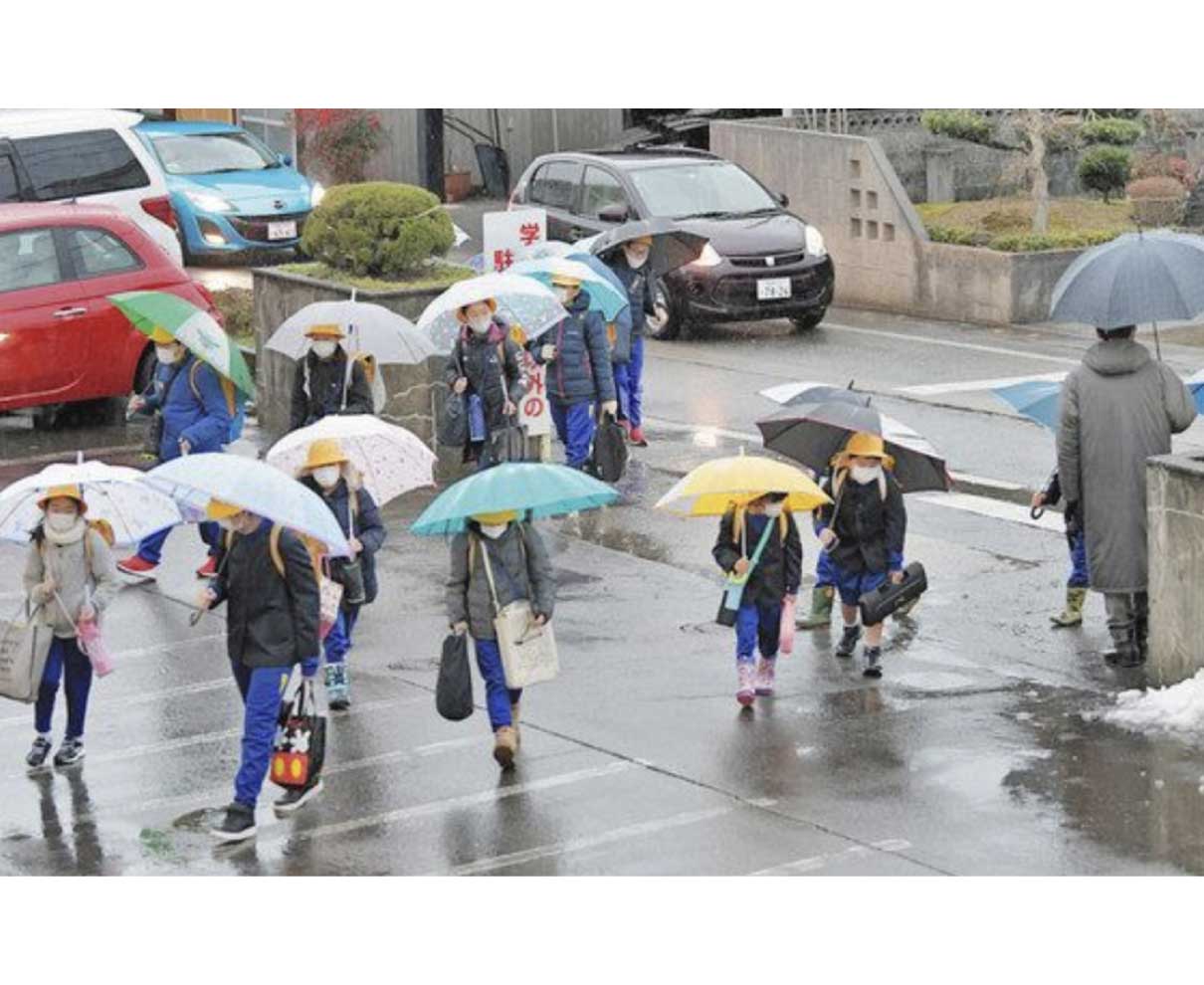 マスク姿で元気に登校　県内小中高の冬休み明け