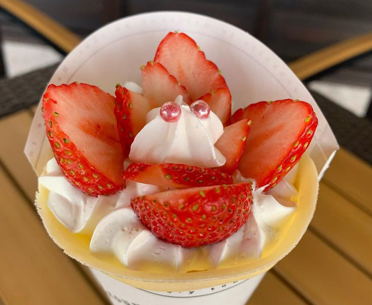 火曜日のおやつは「CREPE Village（クレープ ビレッジ）」の 生クリームイチゴ に決まり！