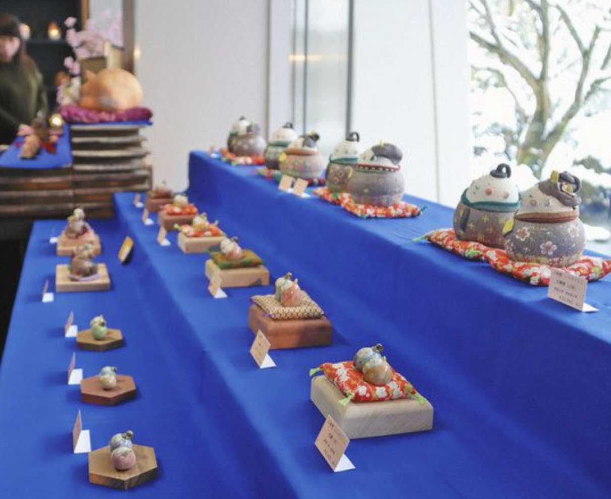 県陶芸館で陶びな展　越前焼作家ら新作100点