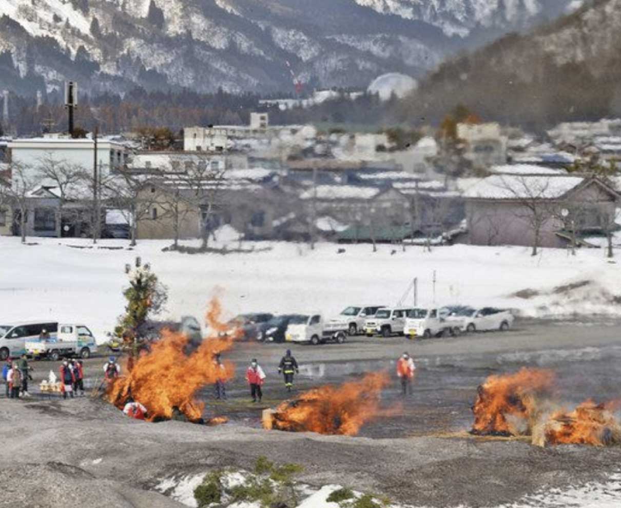 どんど焼き　世界平和願う　神事のみの勝山左義長