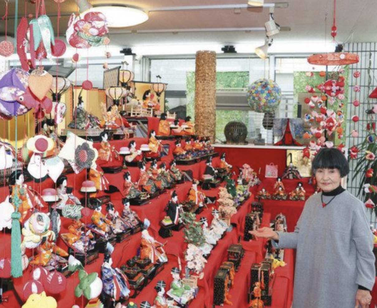 ガラス越し七段飾り　手作りひな人形展示