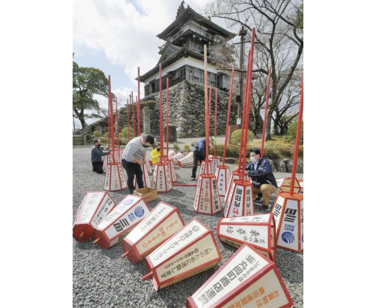 丸岡城花見待ち遠し　ぼんぼり設置