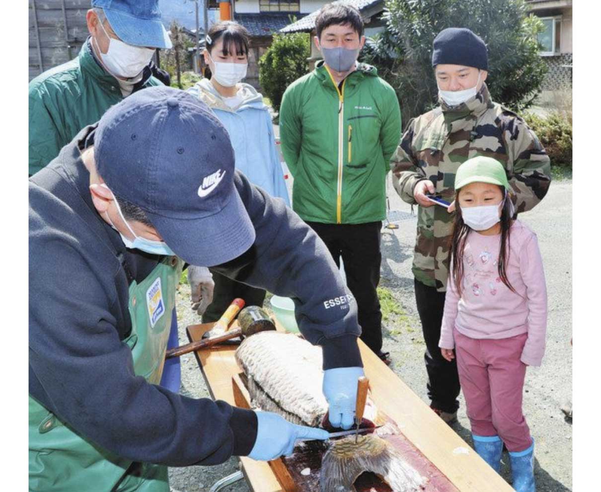たたき網漁のコイ　新鮮さにびっくり　若狭町　解体ショーと販売