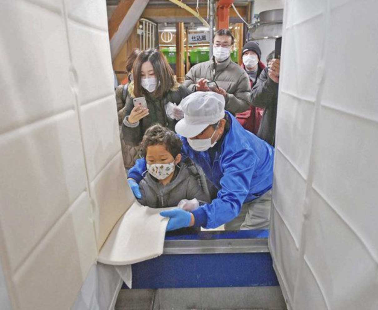 酒かすの壁はがす　丸岡の久保田酒造
