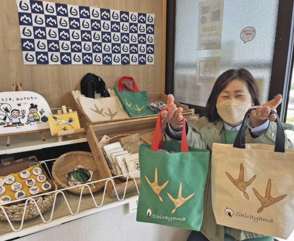 コウノトリの舞う里、キャラグッズでPR　越前市の住民協議会が製作、販売