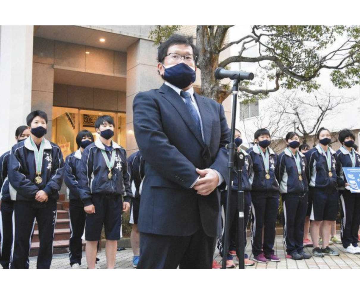 女子硬式野球全国Ｖ、工大福井・ナイン凱旋　在校生ら４００人出迎え