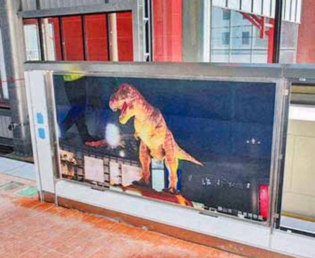 ホーム柵にＰＲ写真　17市町の一押し名所や名物