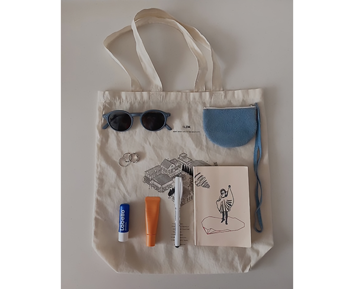 お気に入りのマイグッズをかわいく自慢！バッグの中身を紹介する「#What’s in my bag」ってどうやるの？