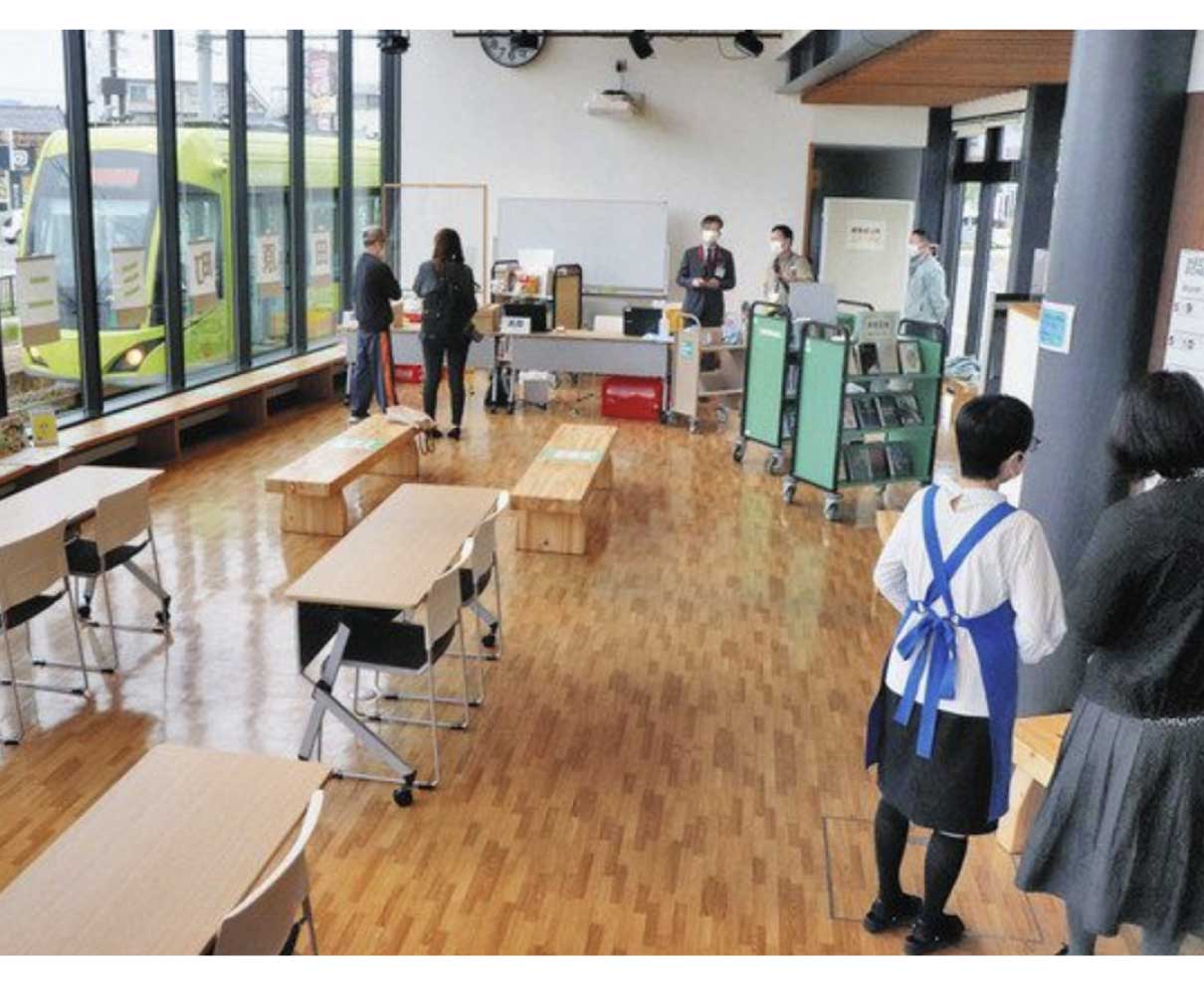 福井・田原町駅　ミニ図書館オープン　通学生向けにコーナー