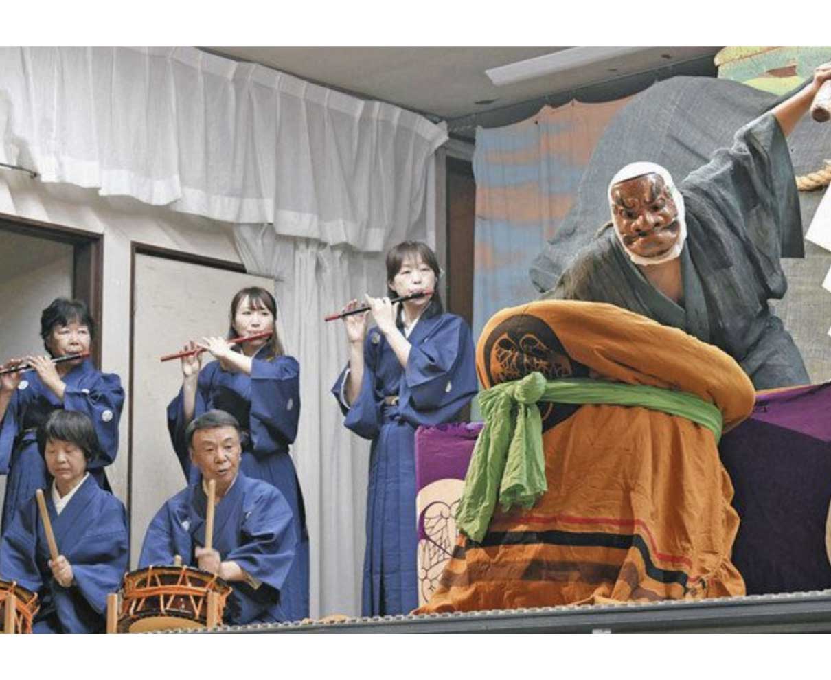 滑稽なしぐさに観客沸く　福井で馬鹿ばやし奉納
