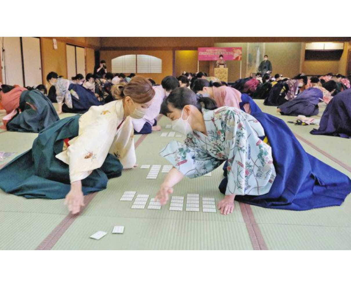 はかま姿　あわらで熱戦　３年ぶり　かるた女流選手権