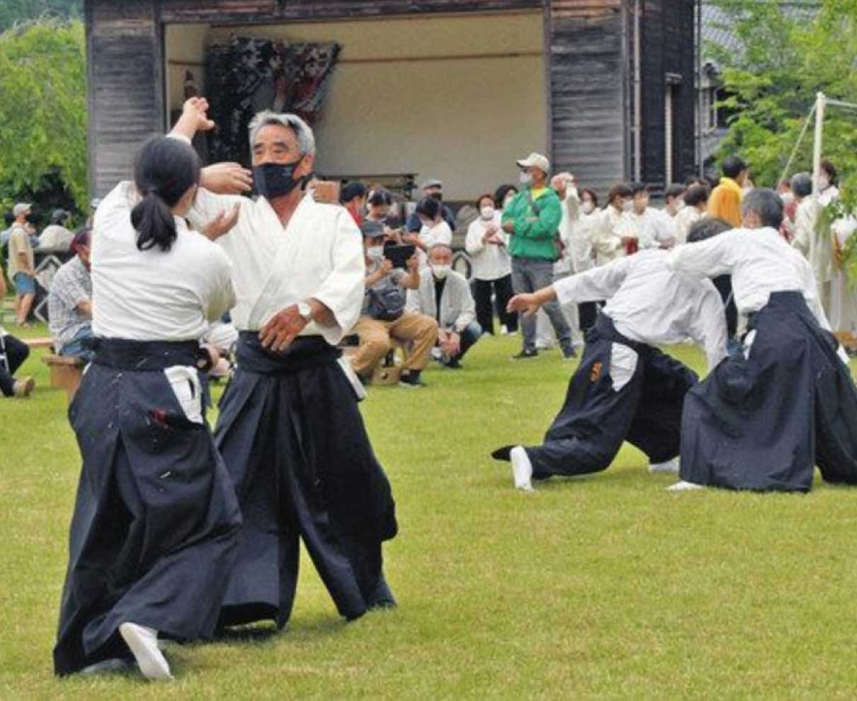 小次郎思いはせ　「生誕地」で演武　越前市の７団体披露