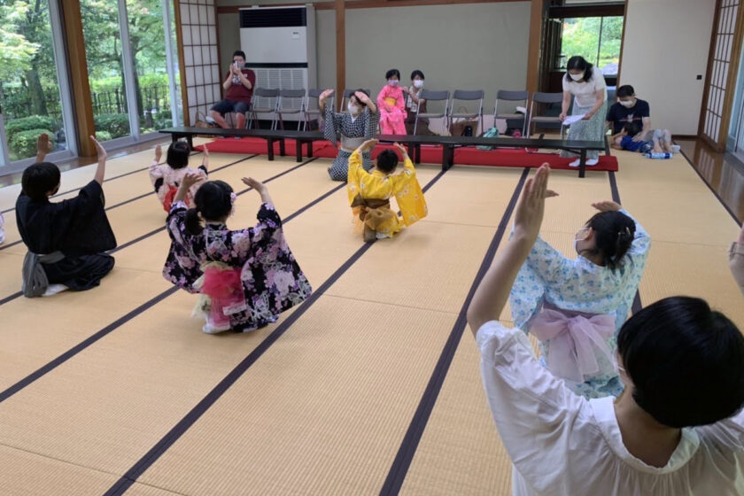 浴衣で手踊りを楽しみましょう