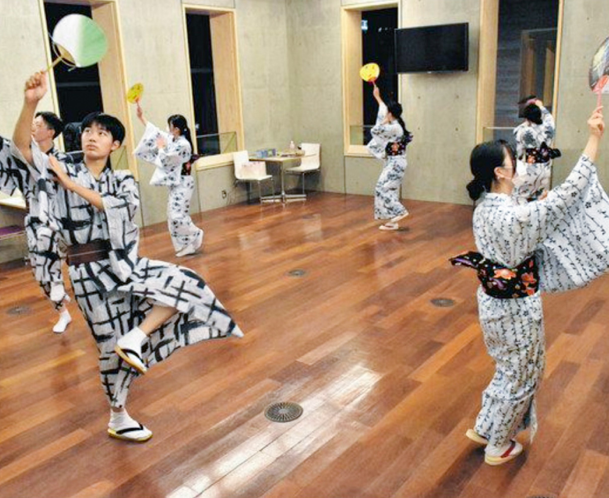 地元踊り次代に　敦賀高生ら活動　グループ結成　今月末と来月に披露へ励む練習