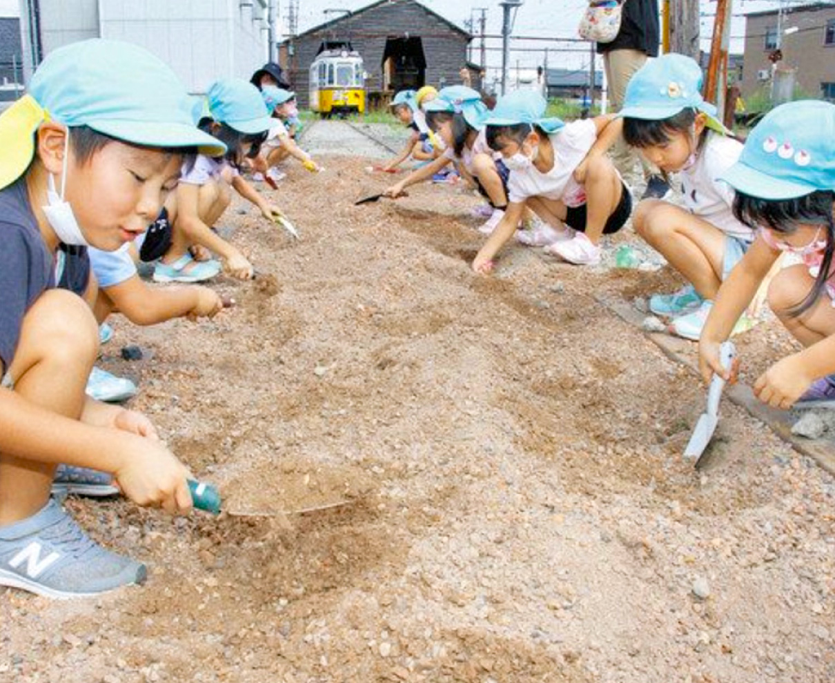 埋まった線路掘り起こし　保存車両移動準備　園児お手伝い