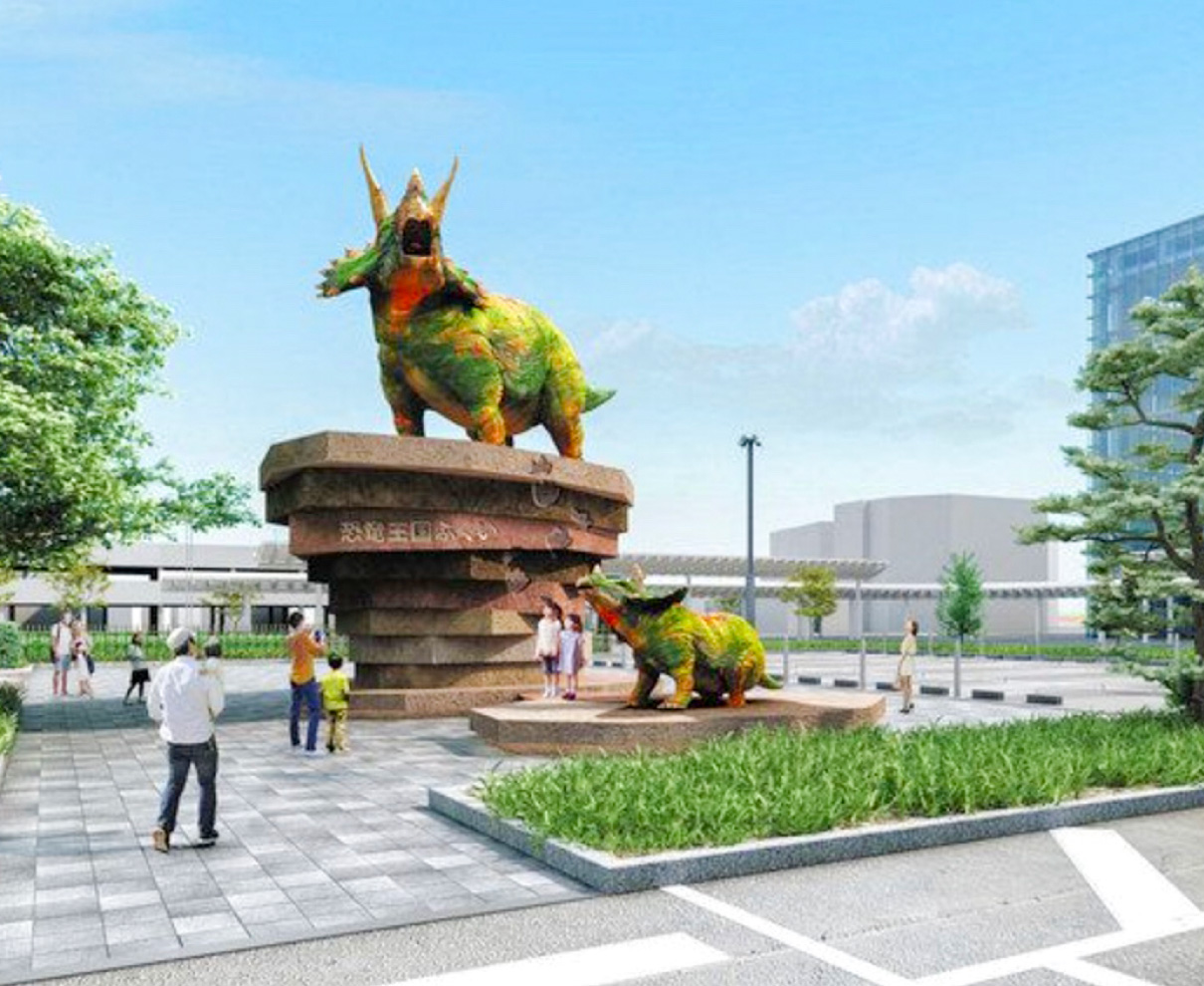 JR福井駅東口の恐竜モニュメント　主役にトリケラトプス親子　西口と合わせ　巡回楽しんで