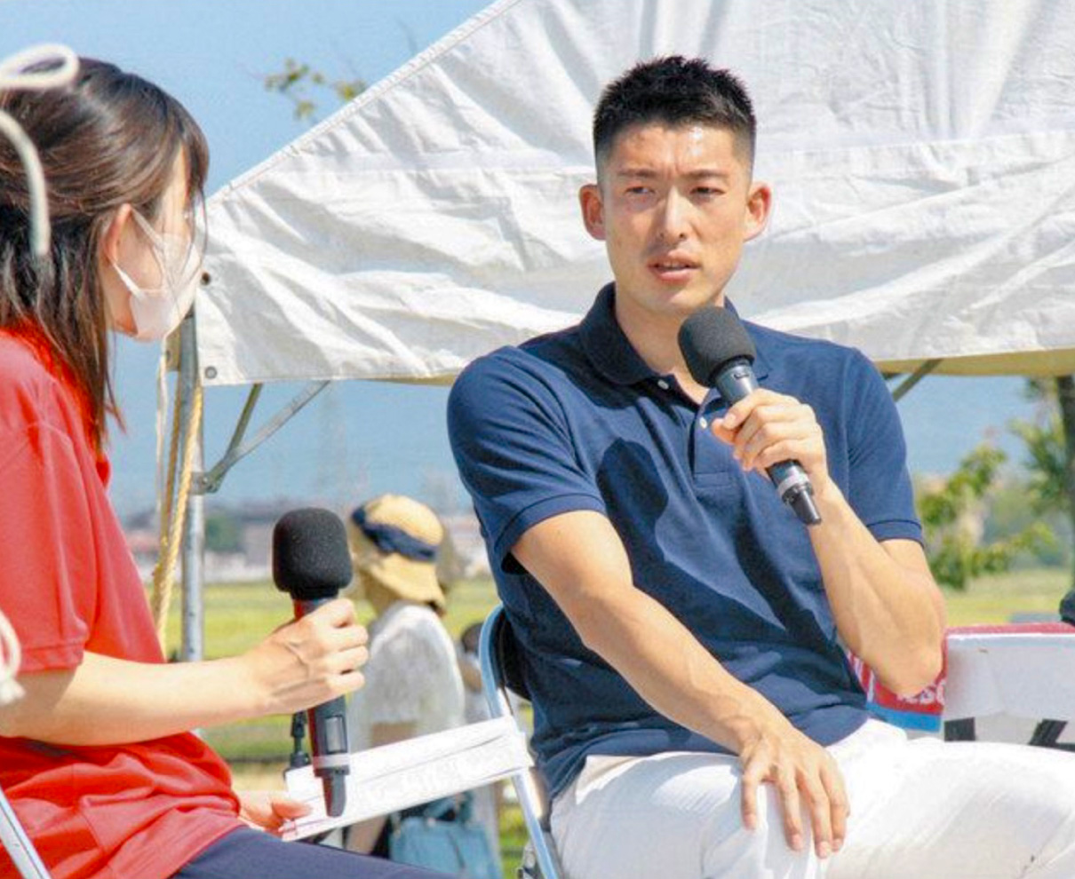 見延さん「見て、聞いて視野を広く」　トークやフェンシング対決