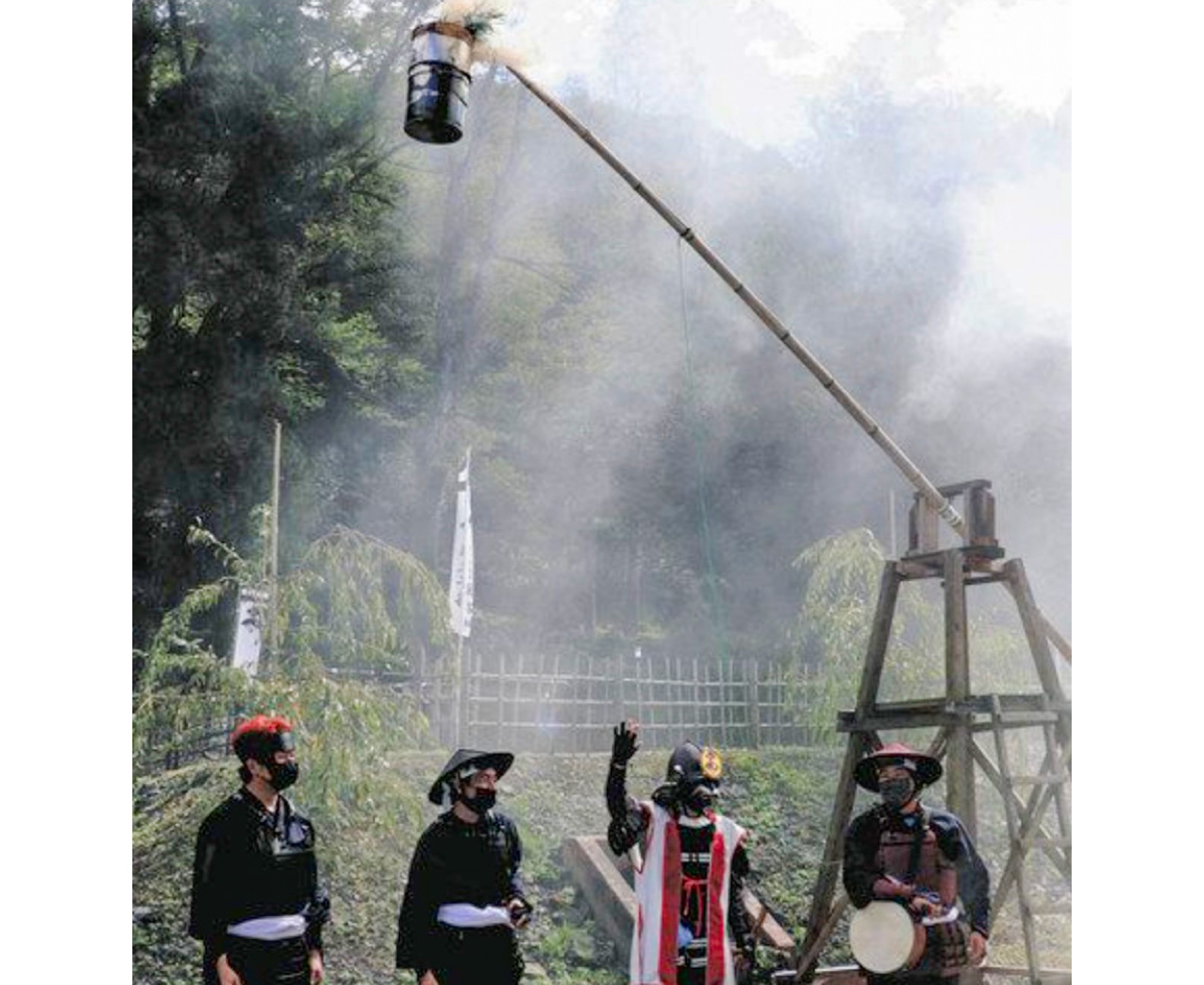 戦国の「のろし」復活へ甲冑姿で気勢　美浜・国吉城址と資料館