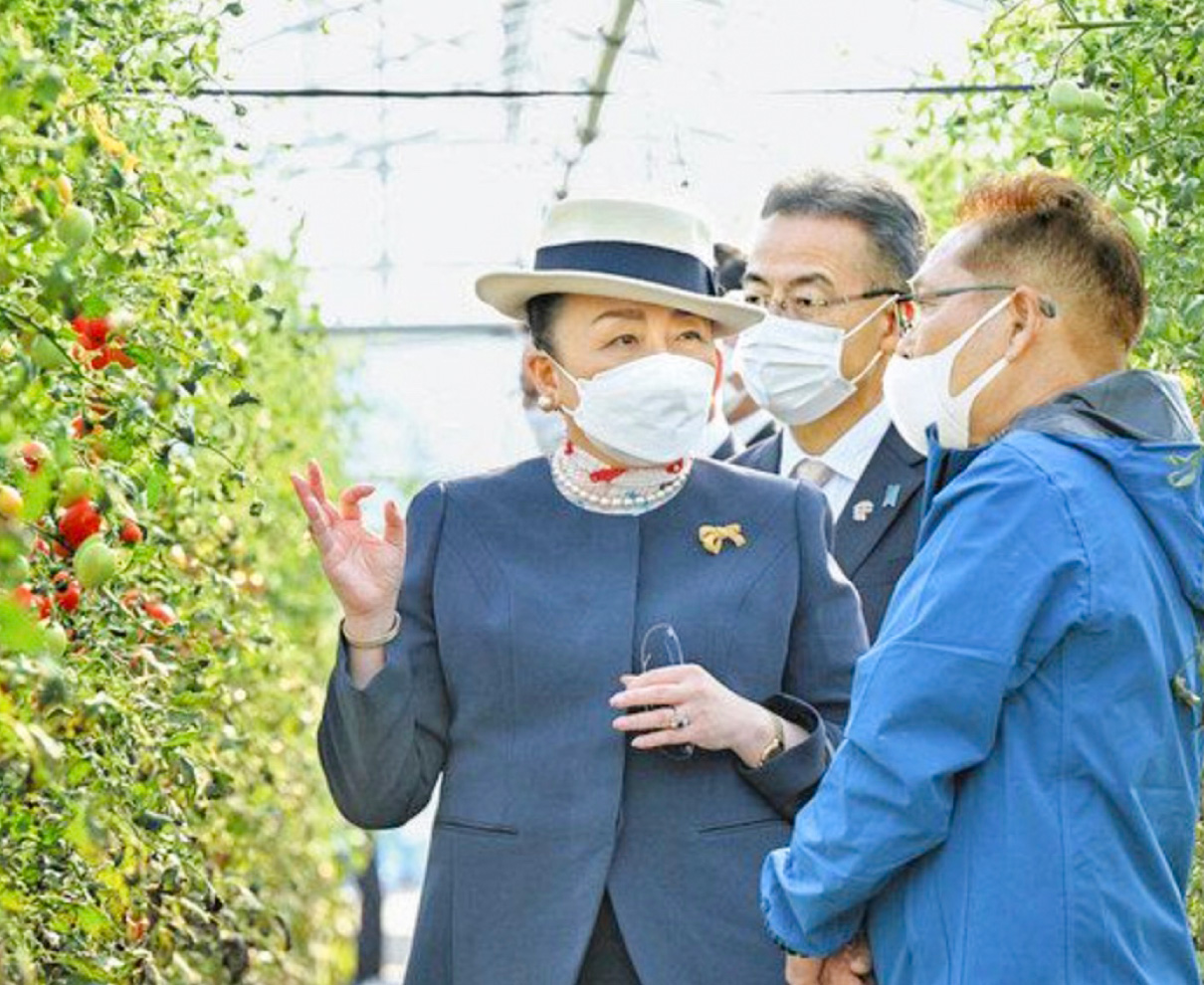 越のルビー「さわやか」　信子さま来県、農家と交流