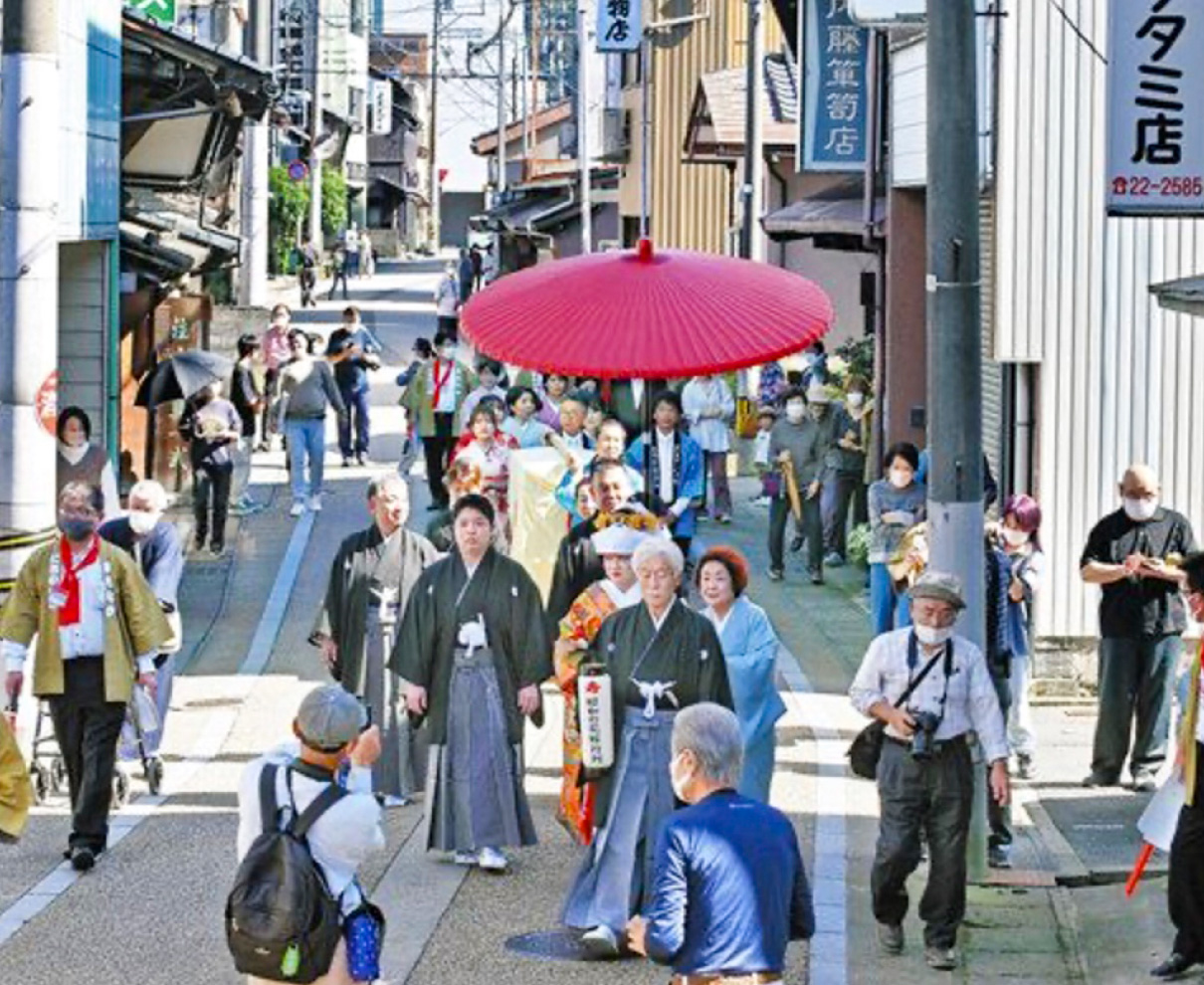 昭和の風情、祝福受け花嫁行列　越前市タンス町通りなど練り歩く
