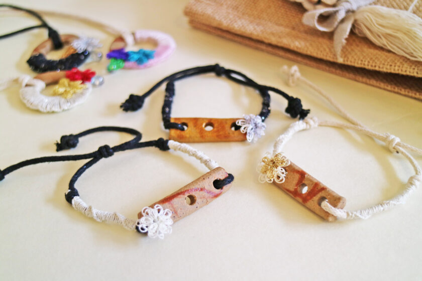えちぜん焼とitoの手しごとシリーズ　-女子のお出かけコーディネート作り-　「トルコ刺しゅうのお花と陶のブレスレット」
