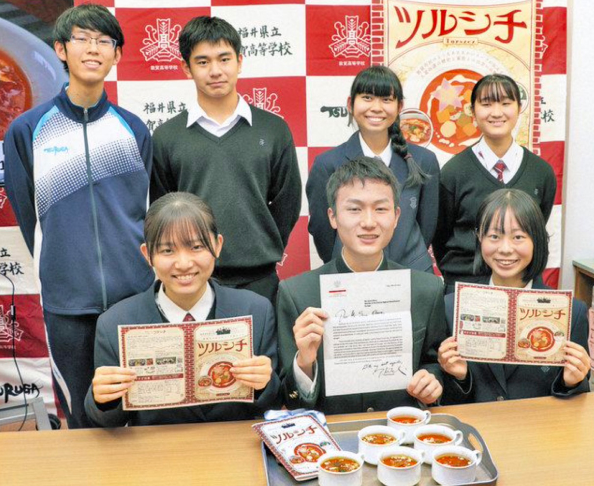 アカカンバ使いボルシチ　伝統野菜の赤カブ　敦賀高創生部の生徒開発