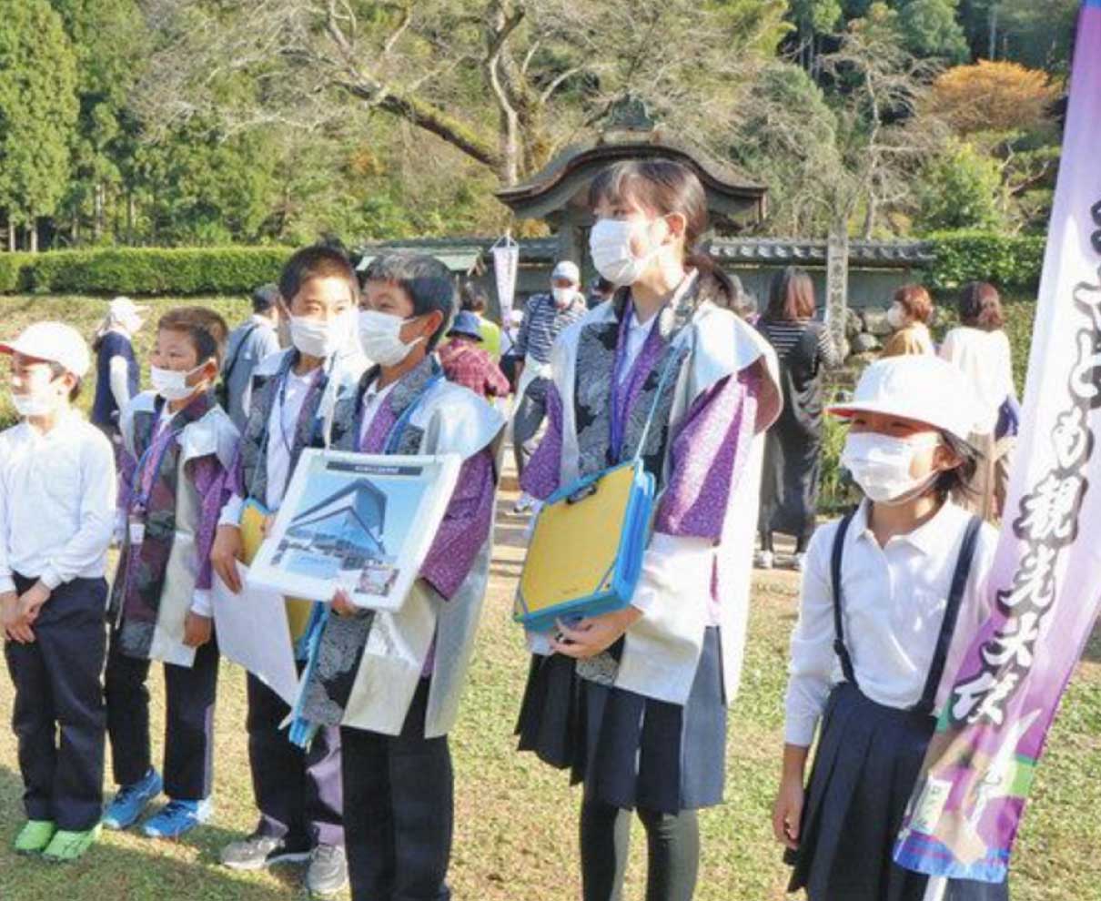 大人顔負け」児童ガイド 朝倉氏遺跡クイズ交えミニツアー | 日々URALA