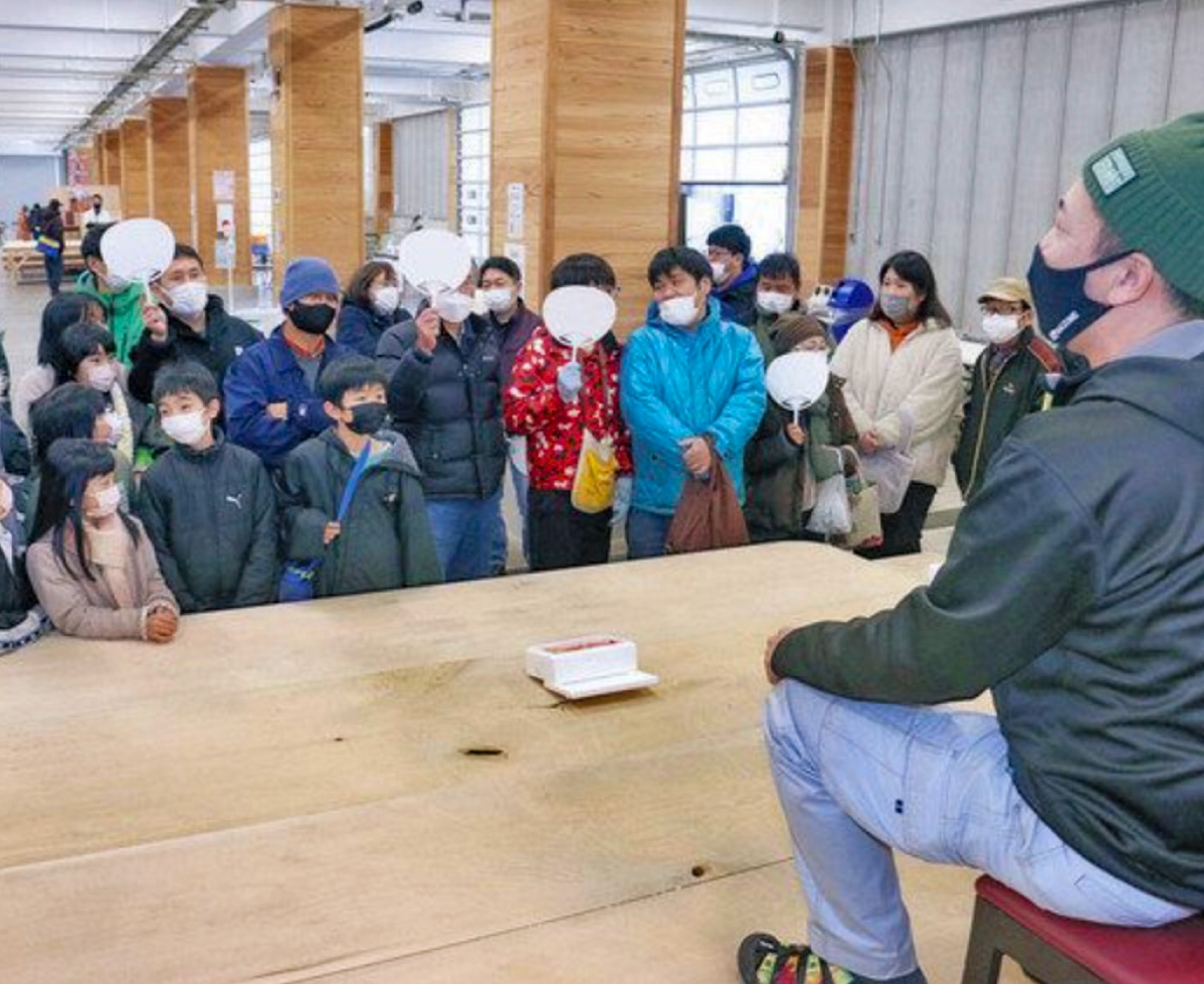 越前がに、競りでお得に　三国港市場「歳の市」