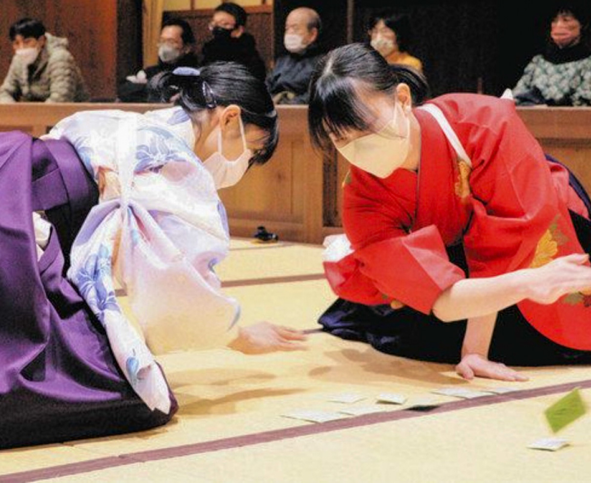 かるた始め　白熱の試合　小浜市協会員ら和装で