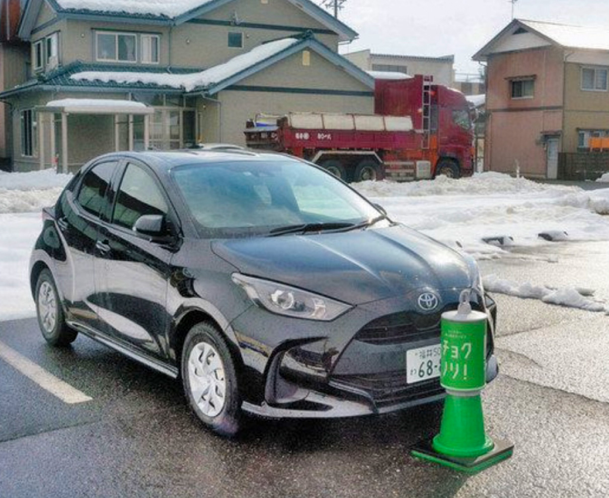 無人レンタカーで観光　越前大野駅近くの広場に配備
