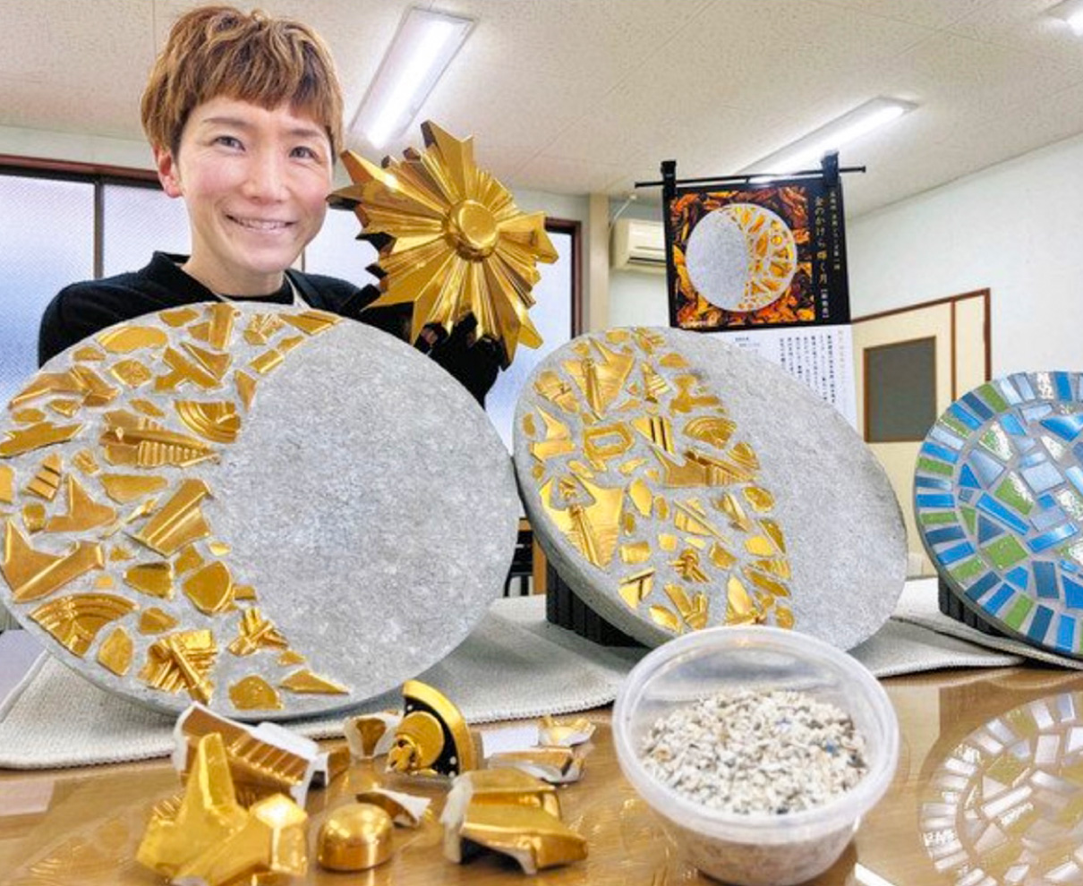 廃材再生　純金の輝き　福井の廣部硬器　庭敷石に　雨風に強く、３つの「月」デザイン