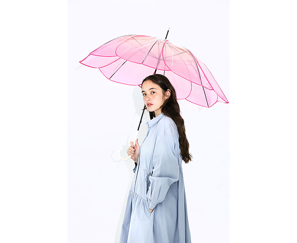 雨の日をワクワク気分にしたいなら、おしゃれなビニ傘にトライ！大人気の“お花型傘”に新バージョンが登場するよ