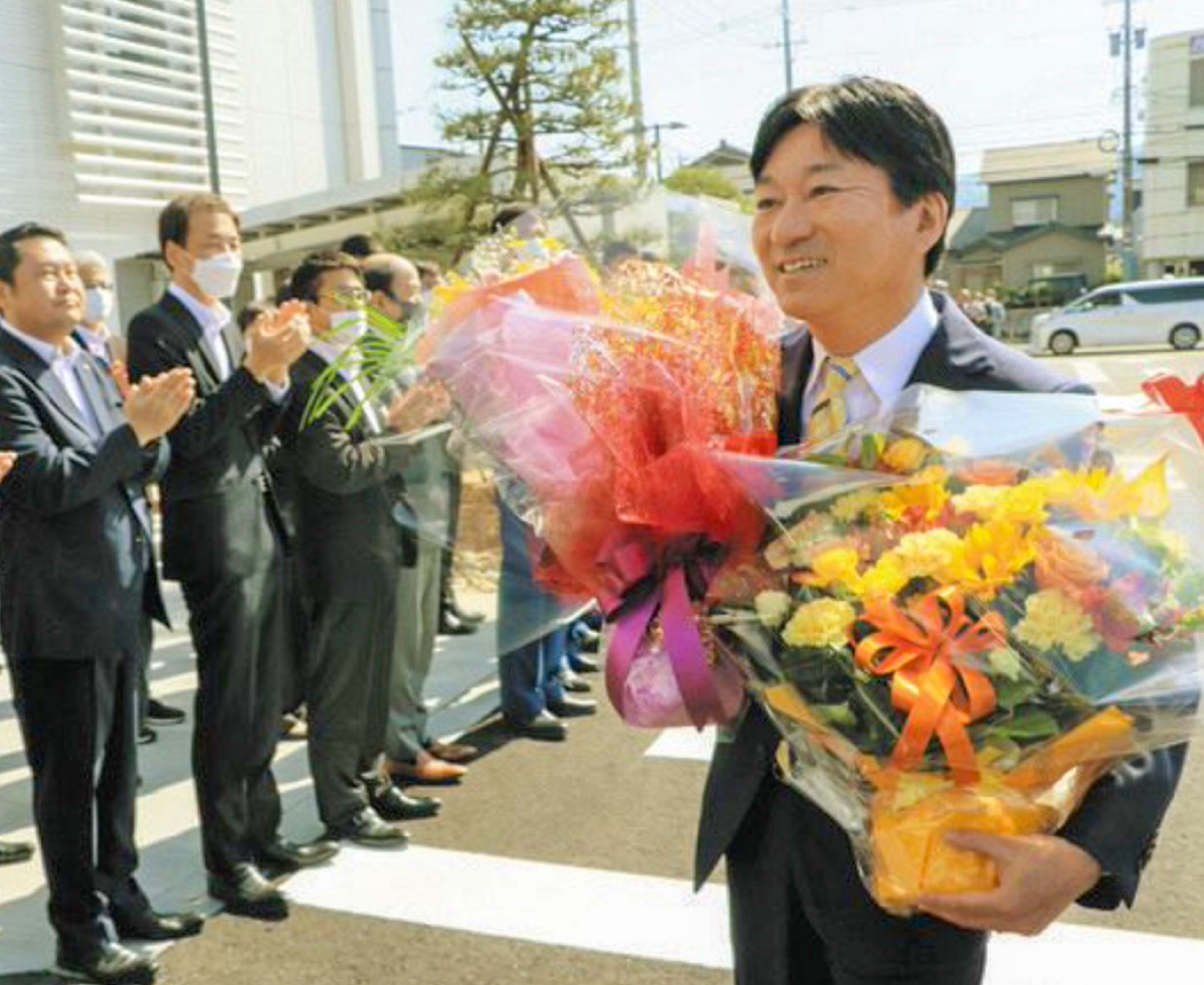 「皆さんと力を合わせて」　米沢・敦賀市長、初登庁で職員に決意