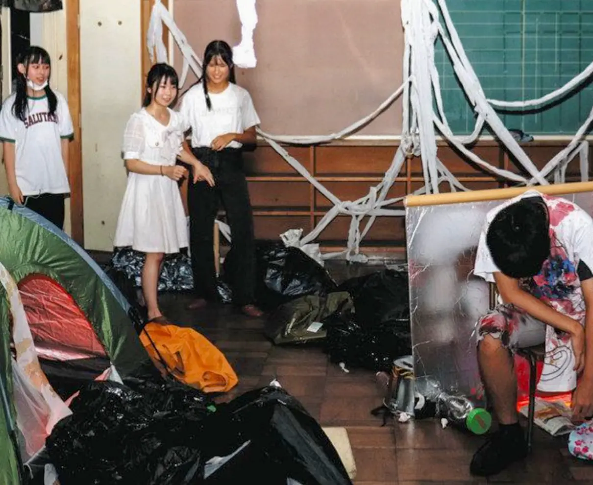 迫るゾンビ「スリッパ脱げるぐらい」怖い　夜の校舎で「お化け屋敷」大盛況