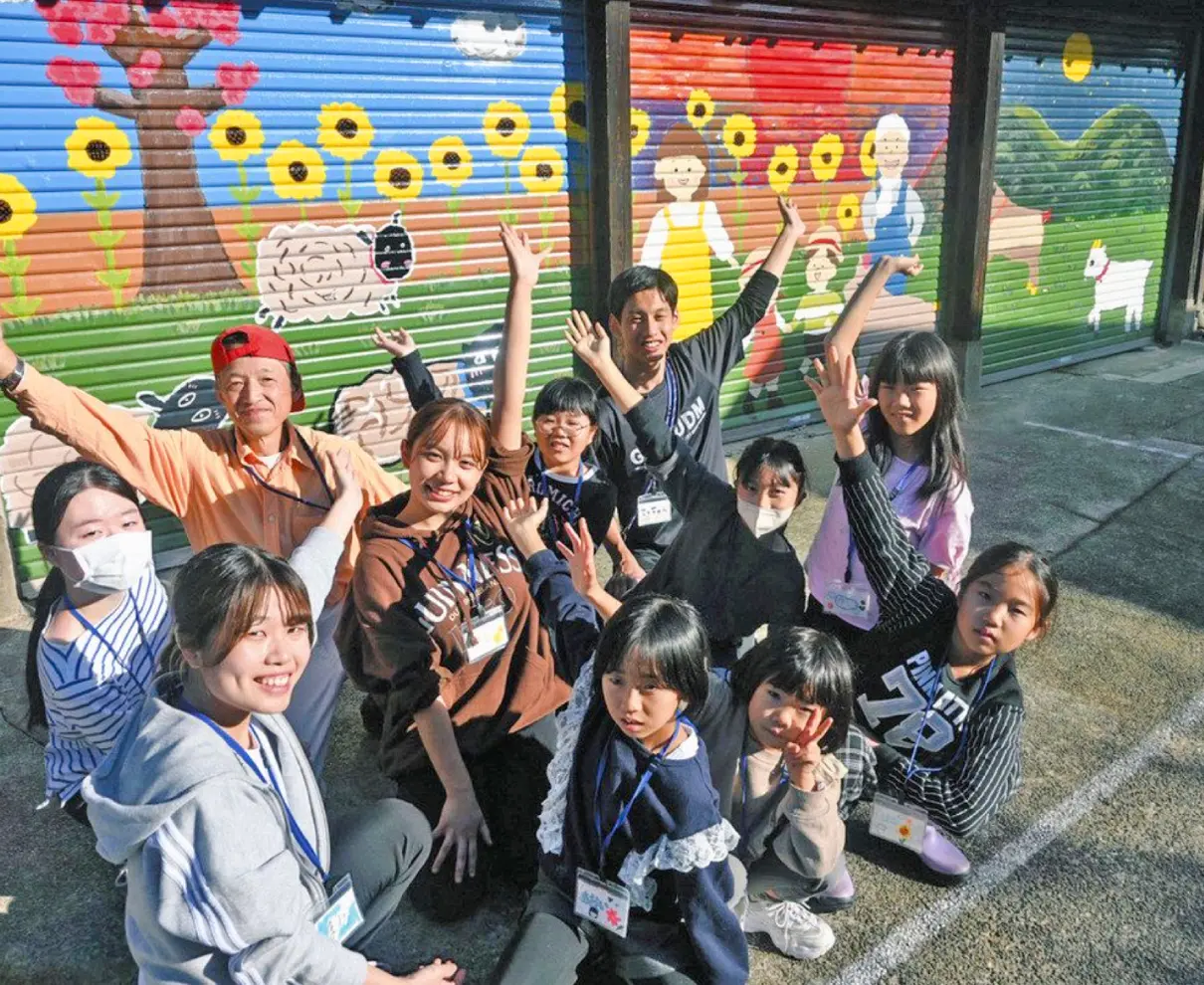 福井・西畑の民宿　シャッターに描く　過疎地域活性化活動