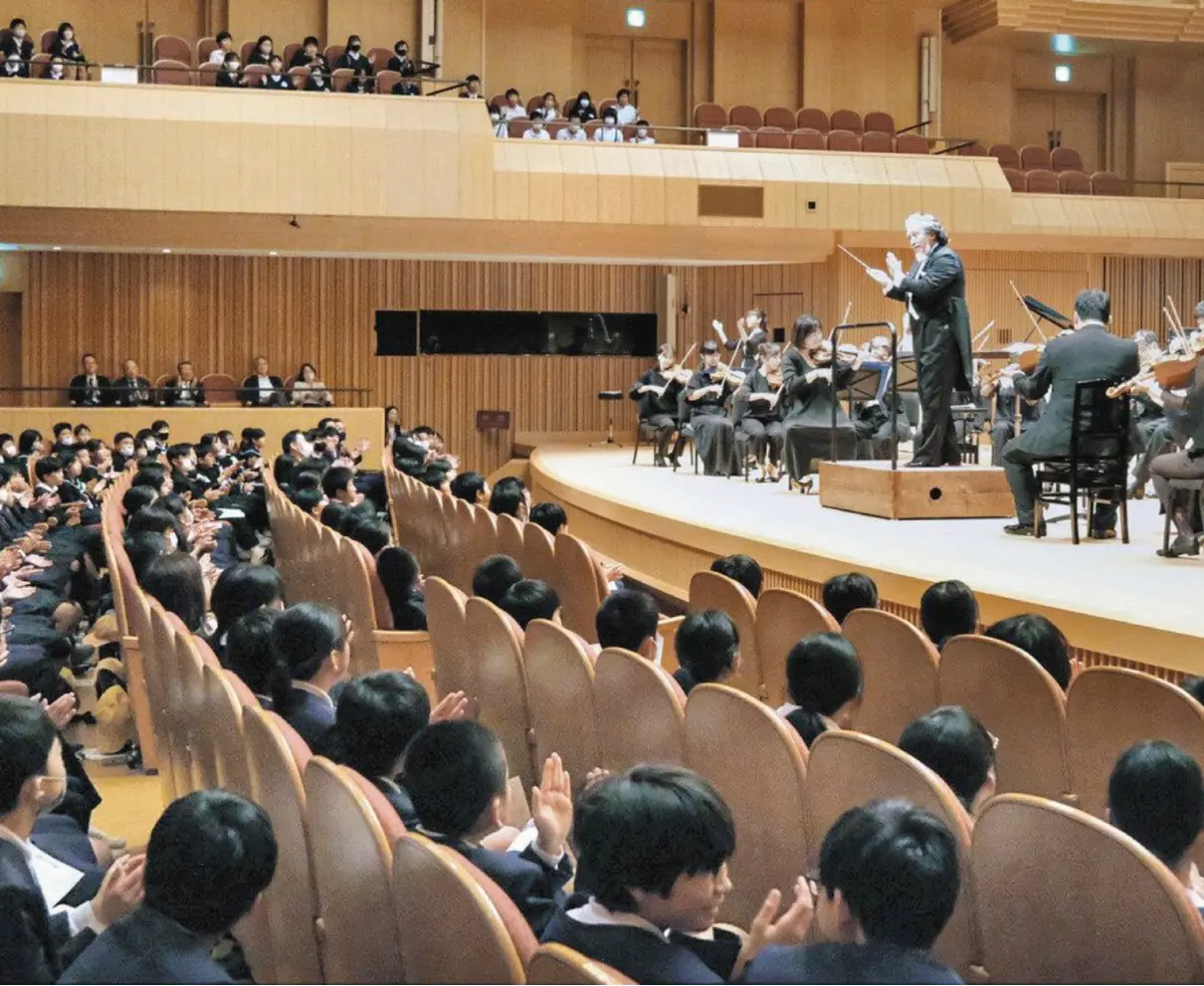 本物の音楽に児童ノリノリ　小松長生さん指揮のコンサート