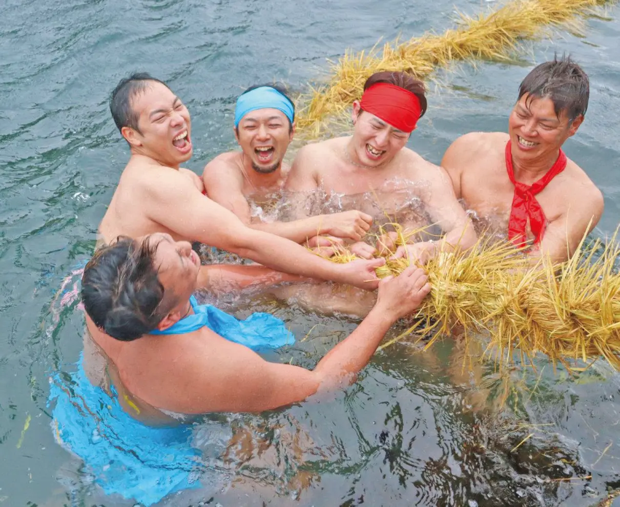 美浜力強く水中綱引き　豊漁、無病息災願う　美浜　豊漁、無病息災願う