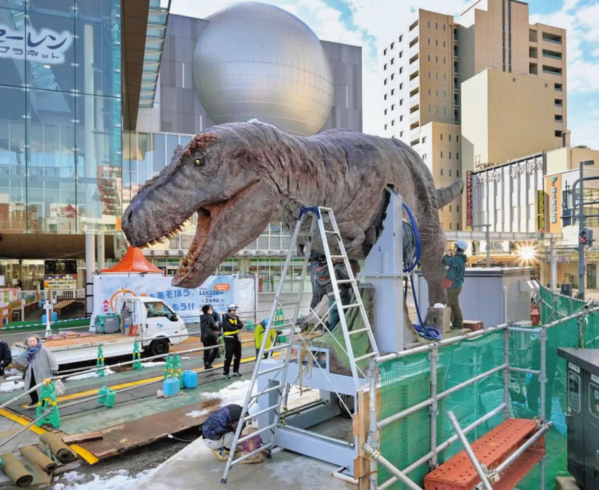 ティラノの恐竜ロボ　出現　福井駅西口で設置作業開始