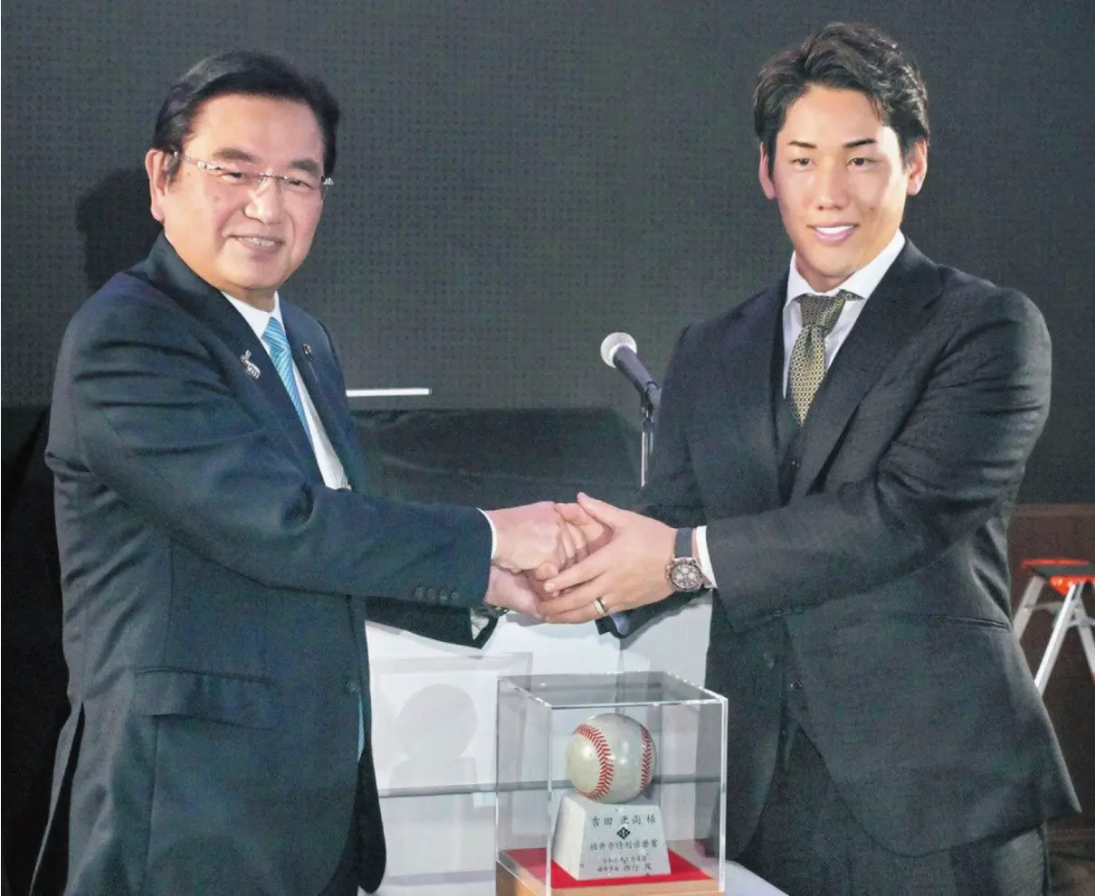 吉田選手「よい話題届ける」　福井市特別栄誉賞の授与式