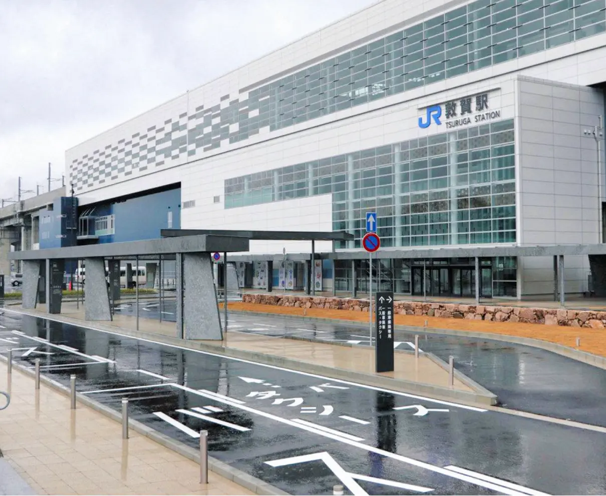 敦賀駅東口駅前広場を公開　　観光バス乗降場、駐車場124台整備