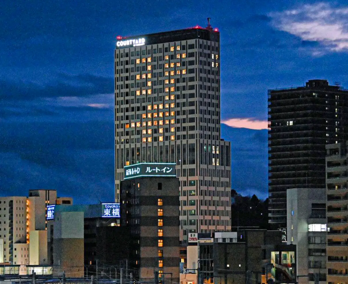 恐竜と「あと３日」　部屋の明かりで演出