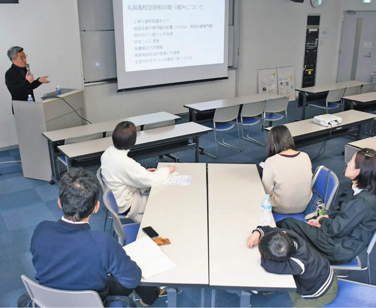 「自然と子どもの相談相手に」　カフェ運営ボランティアの研修会