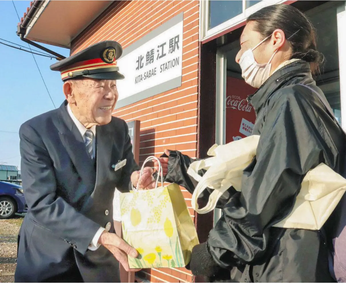 門田名誉駅長　ラストラン　北鯖江駅、15日退任　笑顔を力に駅見守る