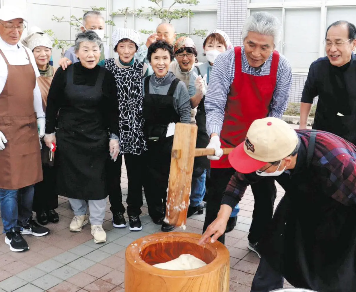 春江中の同窓会　餅つき被災支援　石川・志賀でふるまう