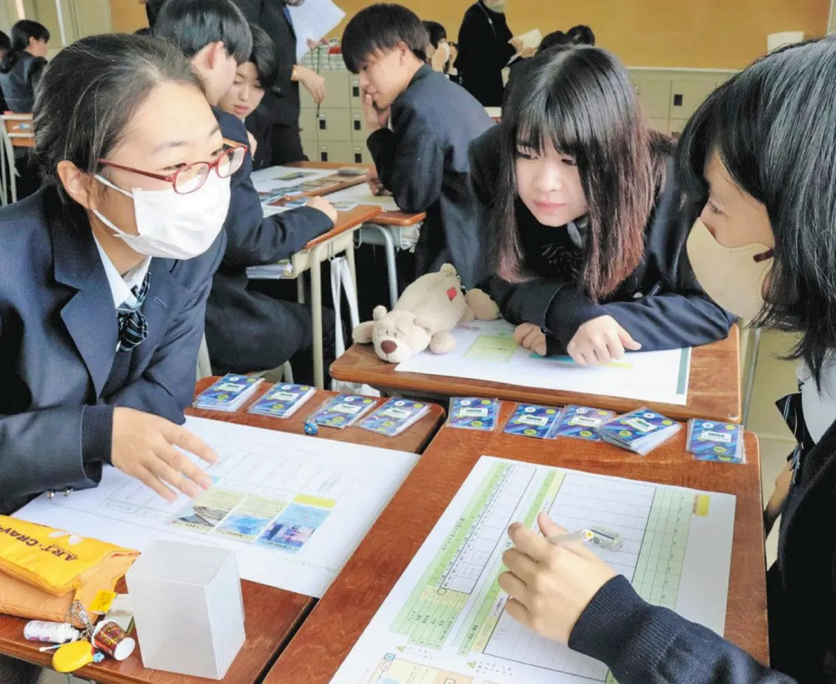 カードゲームで金融教育　福井南高の生徒が制作
