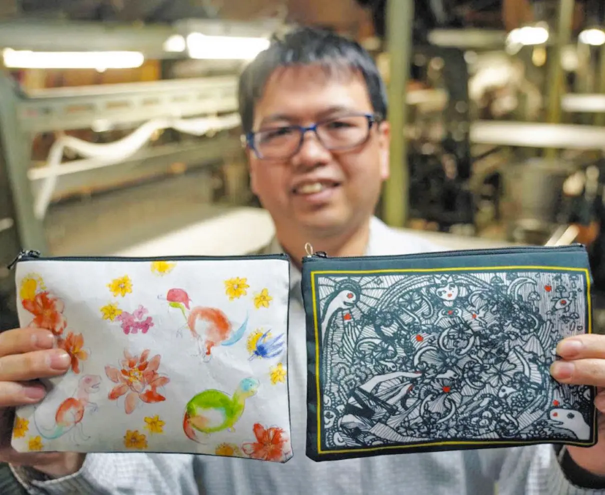 恐竜柄の羽二重ポーチ　地元織物技術生かし開発