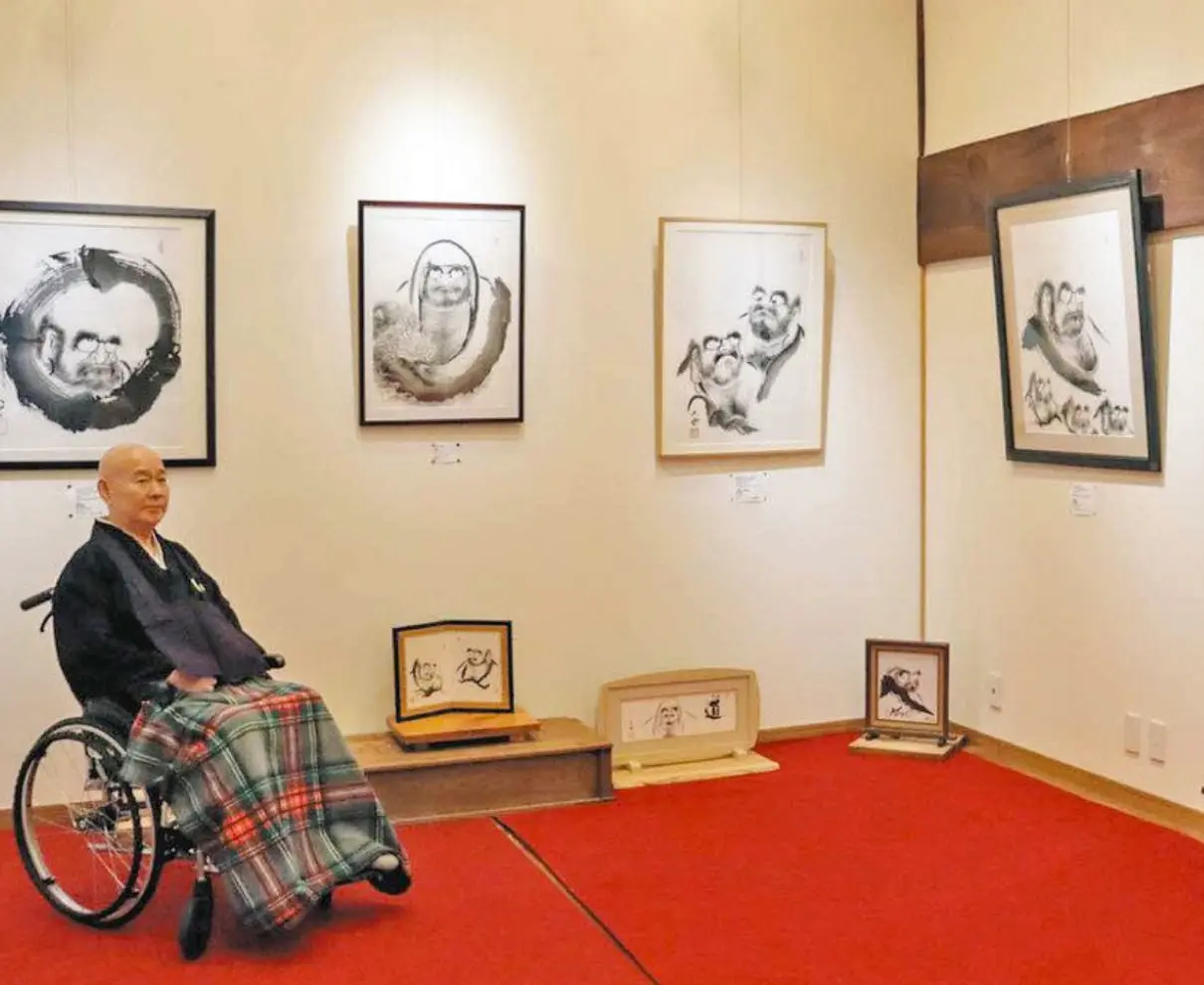 美浜・徳賞寺で「だるま大師」作品展　仏国際公募展11年連続入選の粟谷さん