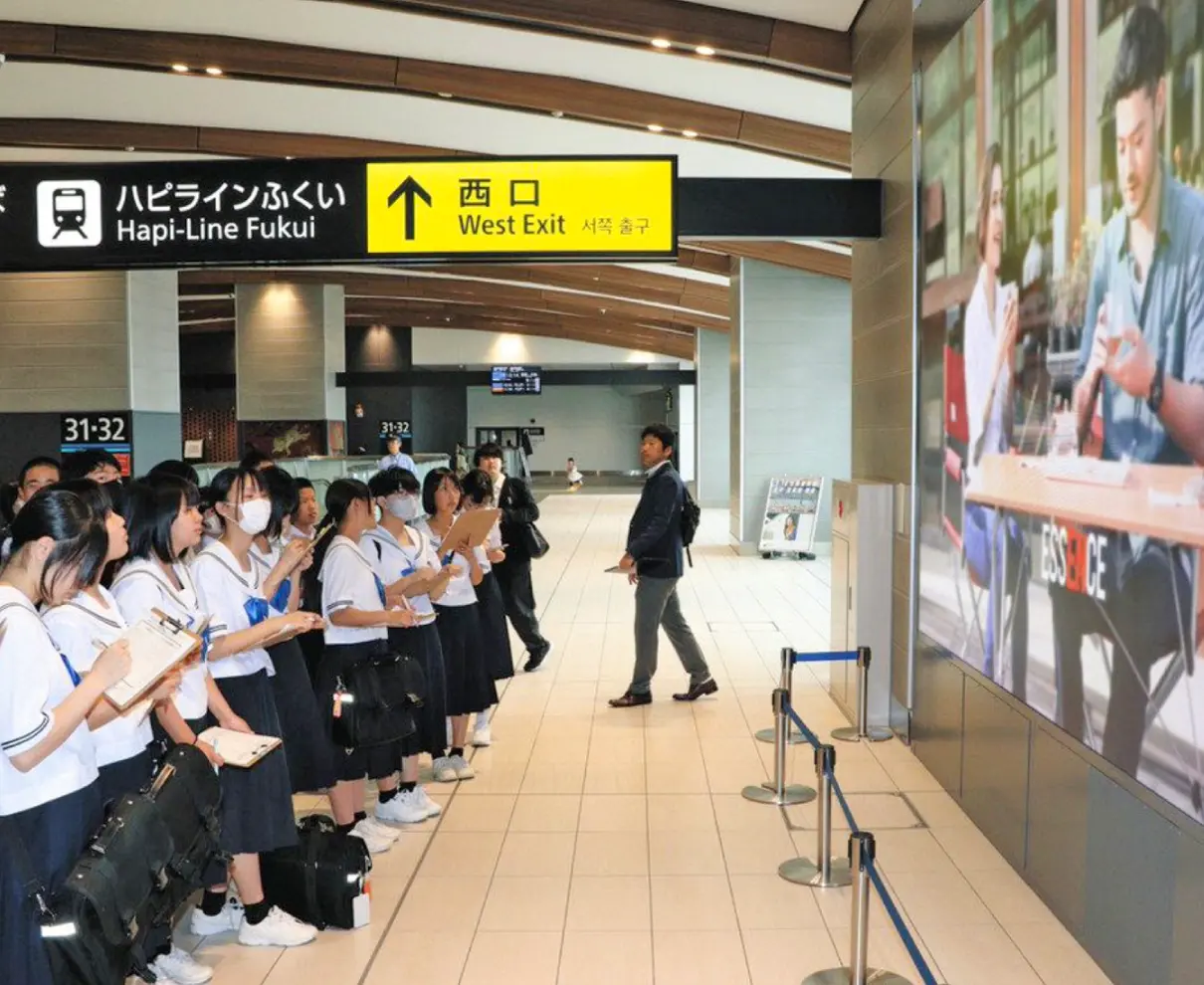 敦賀駅の課題を視点変え探る　気比中生が構内を見学