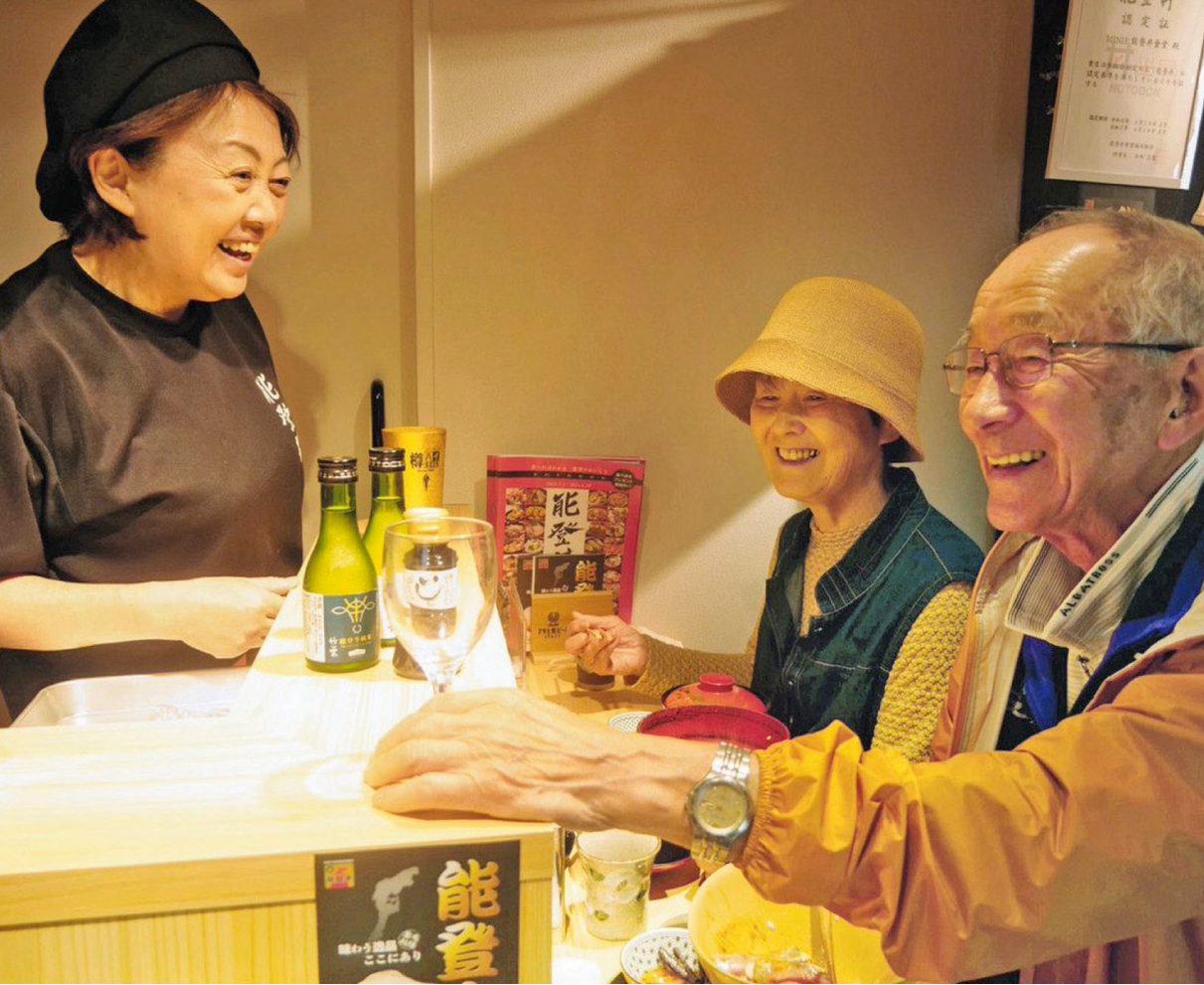 能登丼食堂　感謝の日々　　福井「ミニエ」に開業１カ月　　温かいお客、仲間の手伝い