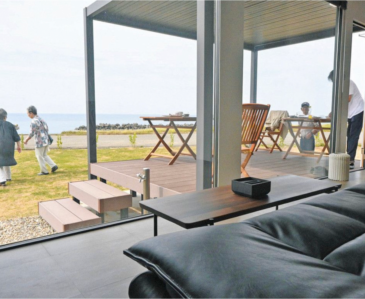 トレーラー型宿泊施設　　三国の海　間近に味わう　ウッドデッキで　バーベキューも　27日オープン